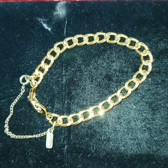 Vintage 1980's Monet Gold Tone Rope Texture Curb‎ Chain Bracelet w Safety Chain - Picture 1 of 7